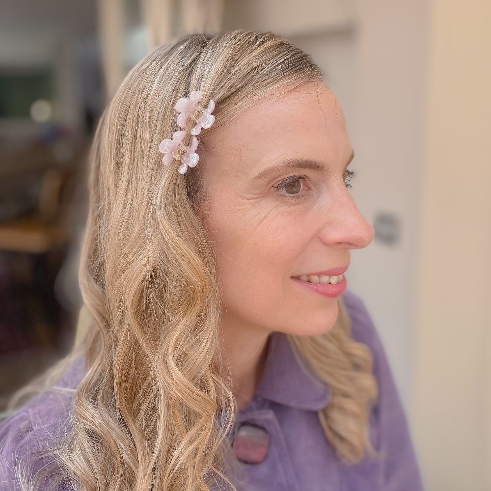 mini claw clip hairstyles fine hair worn near face