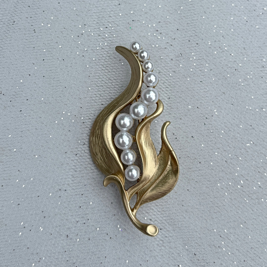 Pearl pea brooch, gold tone metal, pod design with cascading white faux pearls, textured finish, vintage inspired jewellery, elegant statement accessory, nature themed brooch, unique gift for her
