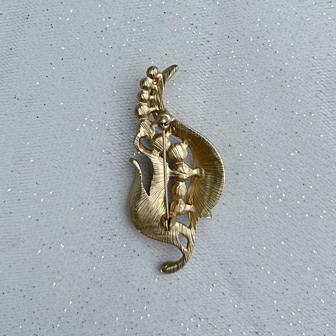 Pearl pea brooch, gold tone setting, pod design with row of white faux pearls, nature inspired jewellery, vintage style accessory, elegant statement brooch, unique gift for her
