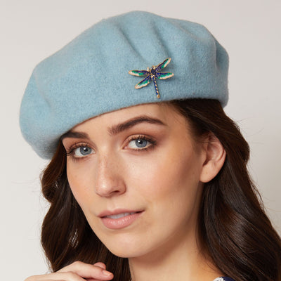 beret with brooch in blue