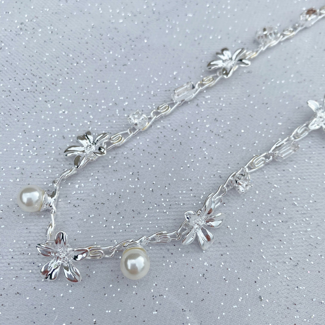 chain headband with pearls in silver floral design