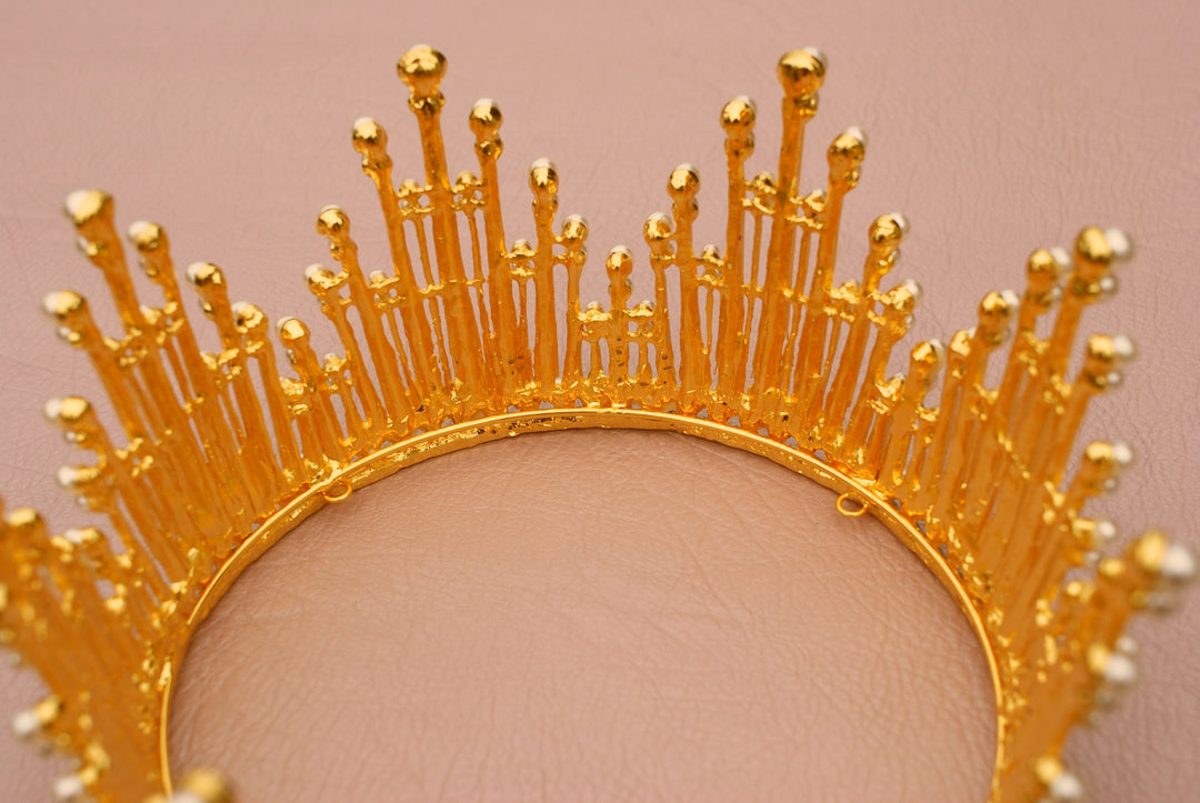 gold crown full circle