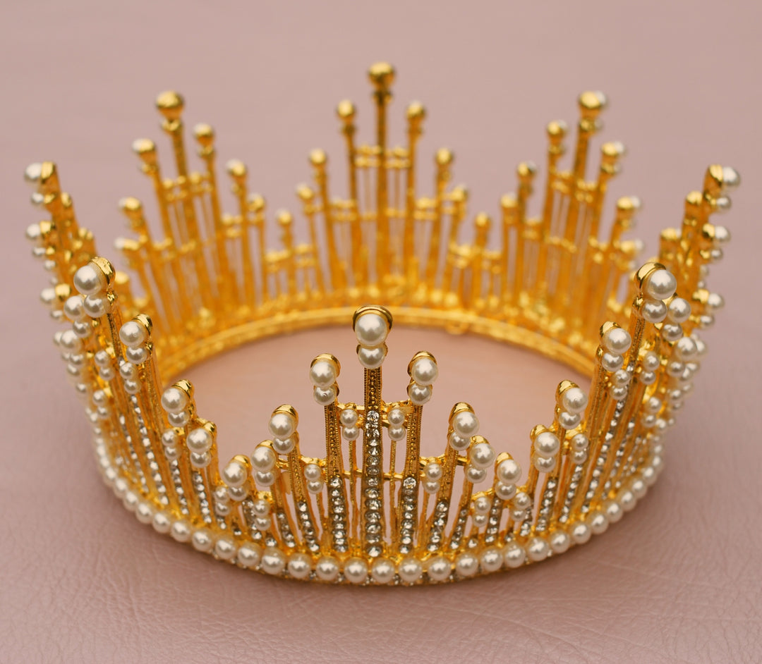 gold crown with pearls full circle