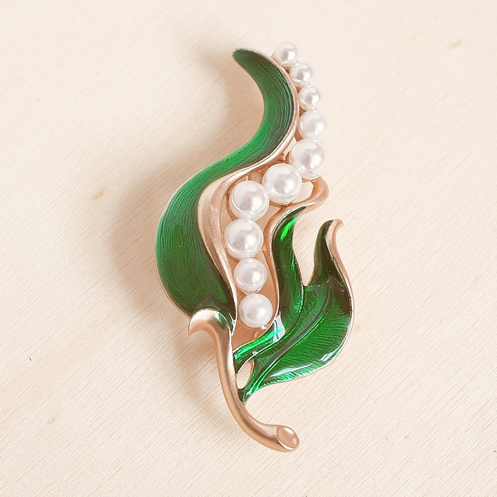 pea brooch in green with pearls