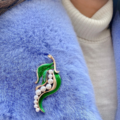 pea brooch in green