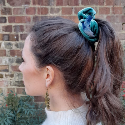 scrunchies velvet in blue with ponytail